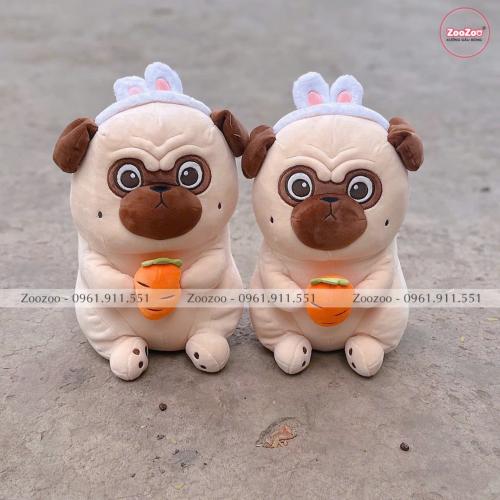 Thú bông chó Pug cài thỏ ôm cà rốt lông mịn CH